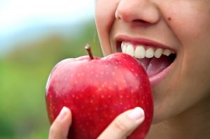 Les minéraux et vitamines qui ont un rôle dans notre santé buccale